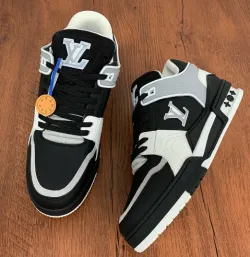 Louis Vuitton Trainer Black review Ukii 02