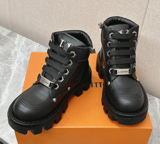 LOUIS VUITTON Martin boots Black leather review AIle