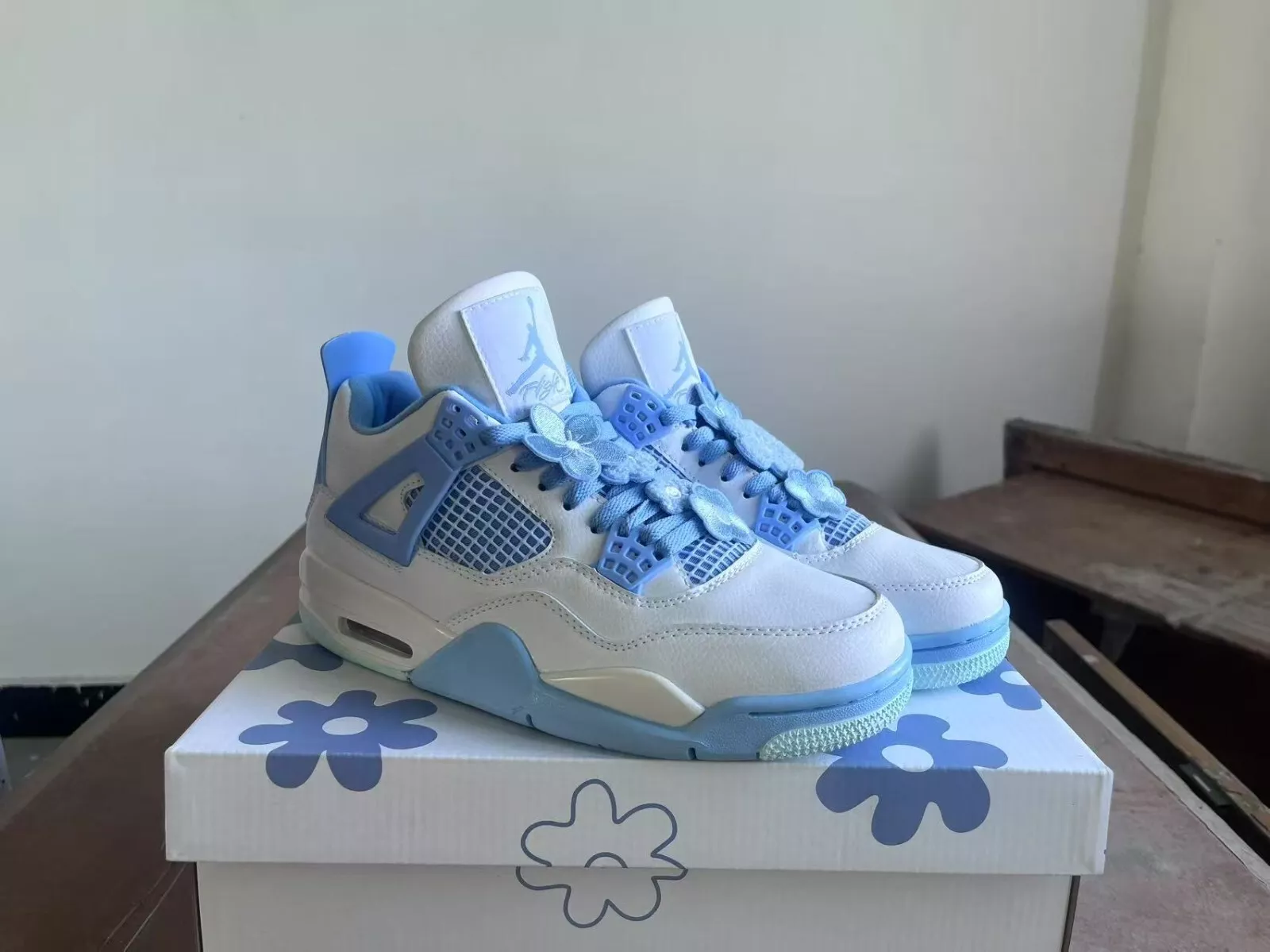 XH Air Jordan 4 Retro Forget Me Not review Que 01