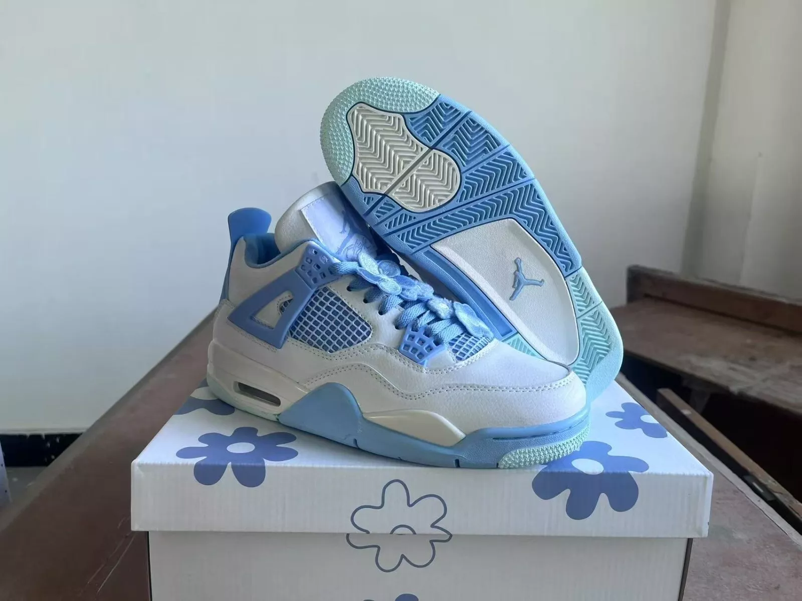 XH Air Jordan 4 Retro Forget Me Not review Que 02