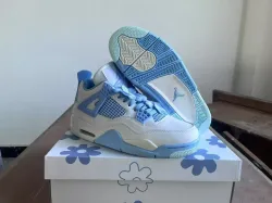 XH Air Jordan 4 Retro Forget Me Not review Que 02