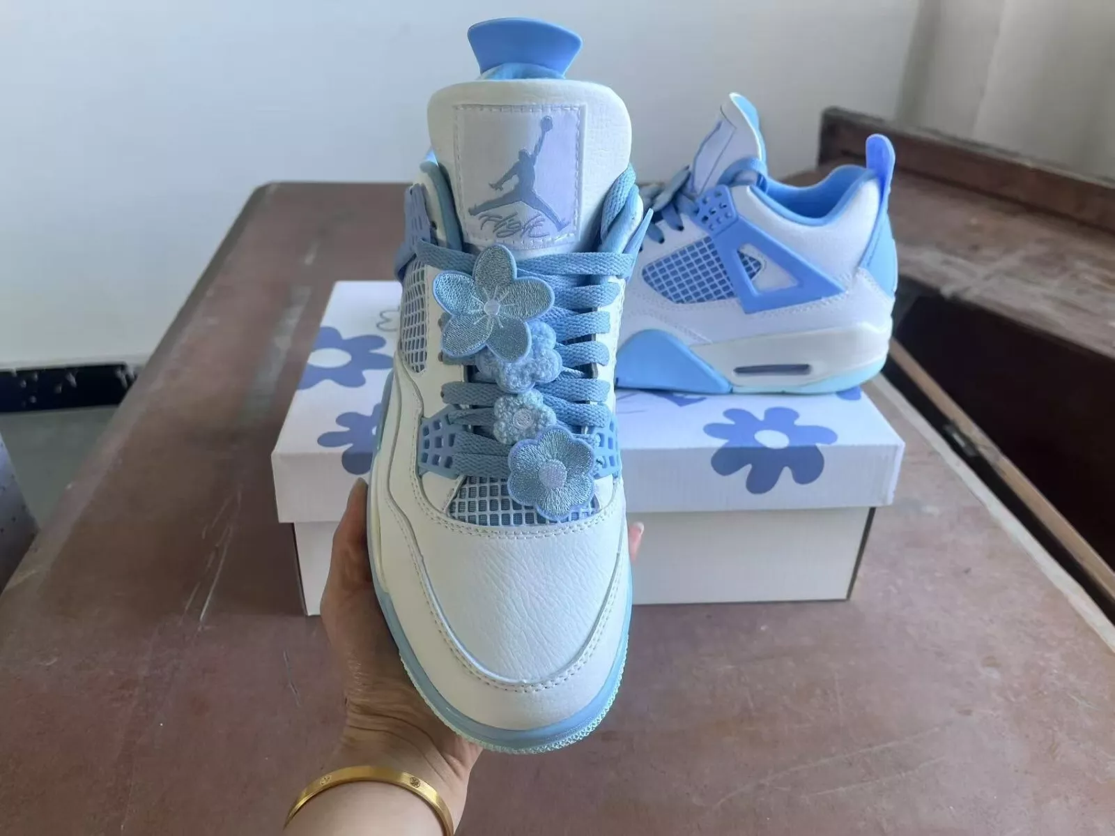 XH Air Jordan 4 Retro Forget Me Not review Que 03