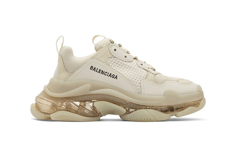 Balenciaga's popular shoe Triple S latest color 