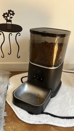 Cat & Dog Automatic Feeder With HD Camera 6L review Laila 01