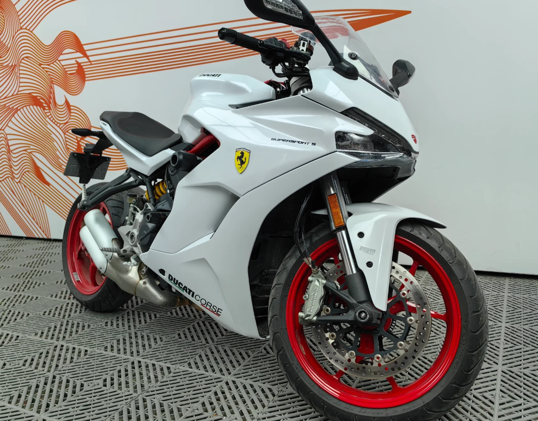 Super Gloss Diamond White Car Vinyl Wrap review Brooks 02