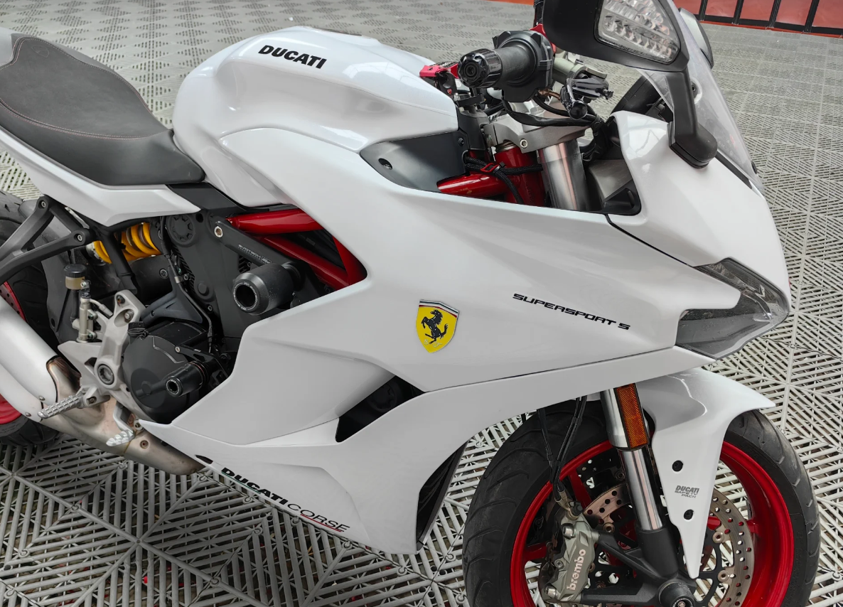 Super Gloss Diamond White Car Vinyl Wrap review Brooks 03