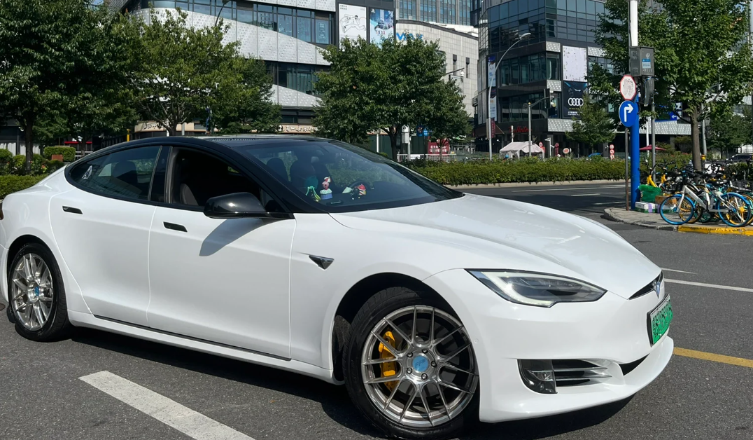 Super Gloss Crystal White Car Vinyl Wrap review 1