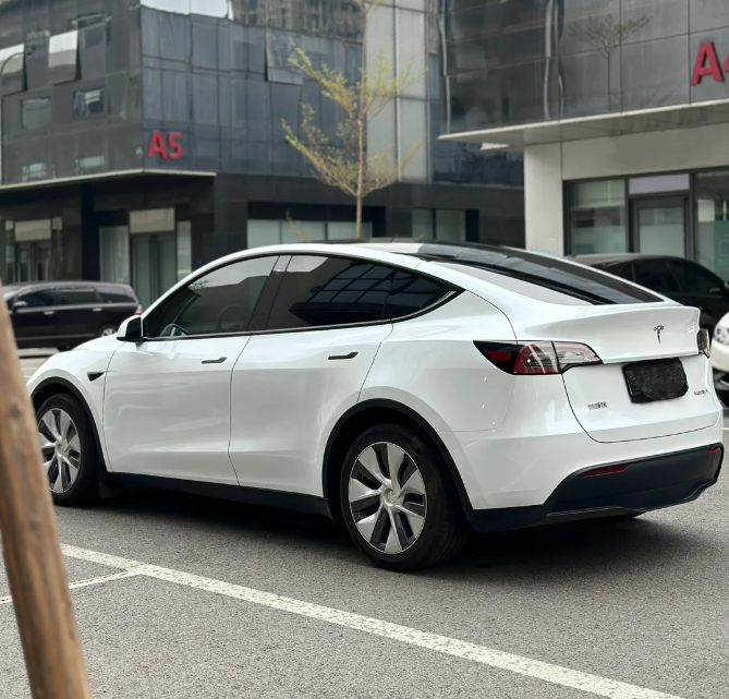 Gloss Pearl White Car Vinyl Wrap review 1