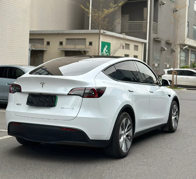 Gloss Pearl White Car Vinyl Wrap review 2