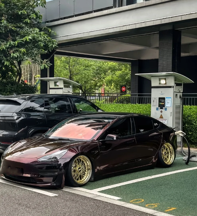 PET Gloss Shifting Red to Black Car Vinyl Wrap review Camari Jewel Hester 02