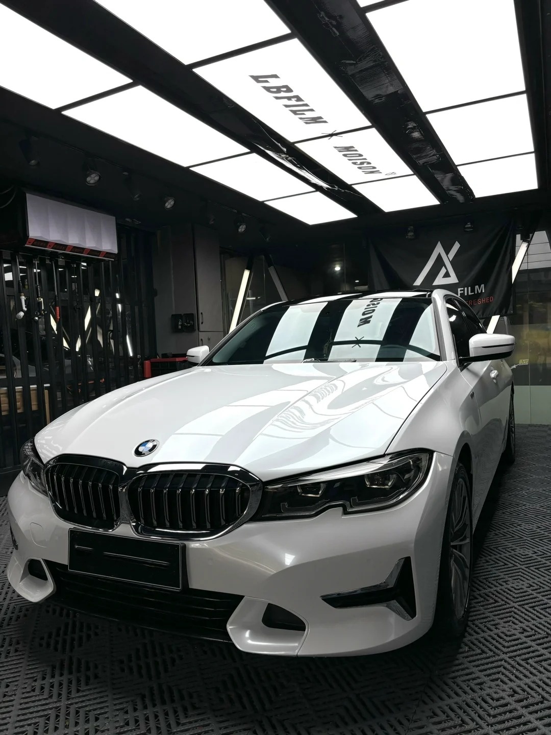 Gloss Pearl White Car Vinyl Wrap review weee 01