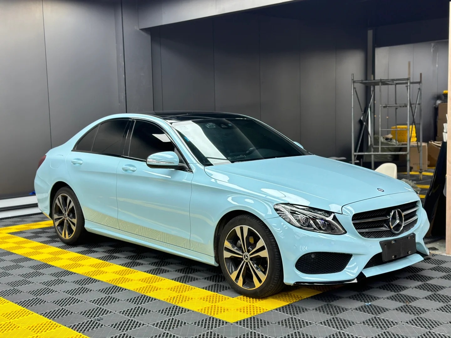 Super Gloss Glacier Blue Car Vinyl Wrap review puppy 02