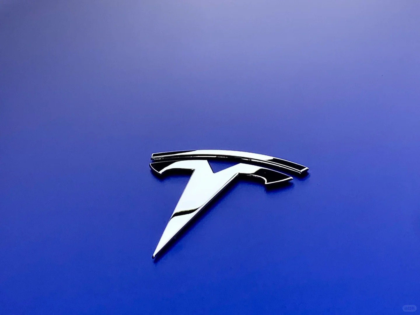 Satin Chrome Blue Car Vinyl Wrap  review dramatic1 02