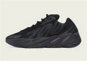 LJR Batch adidas Yeezy Boost 700 MNVN Triple Black FV4440