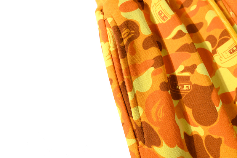 BAPE x PUBG joint model PlayerUnknown's Battlegrounds orange camouflage trousers
