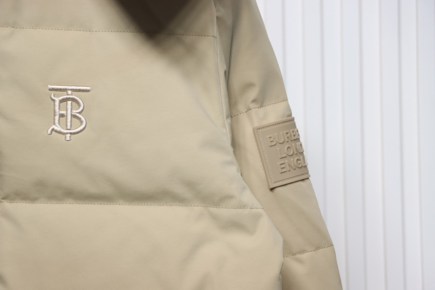 Burberry Embroidered Small Logo Stand Collar Hooded Down Jacket Beige CK22Fw WR6202024050