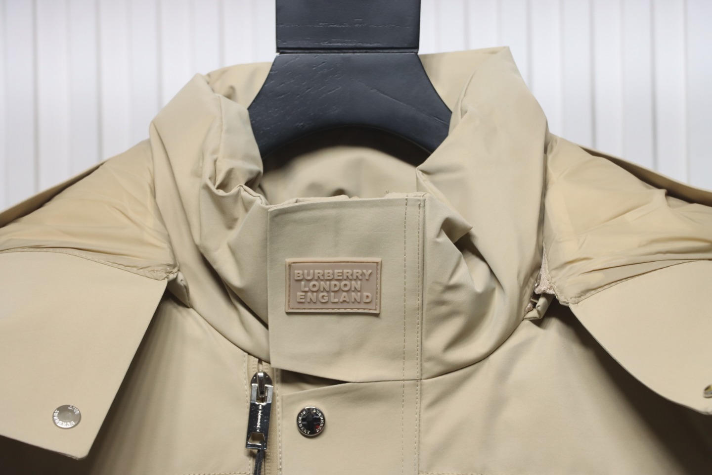 Burberry Embroidered Small Logo Stand Collar Hooded Down Jacket Beige CK22Fw WR6202024050