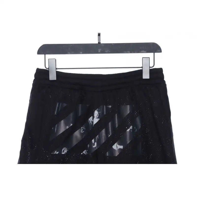 Off White Logo twill print shorts 0543