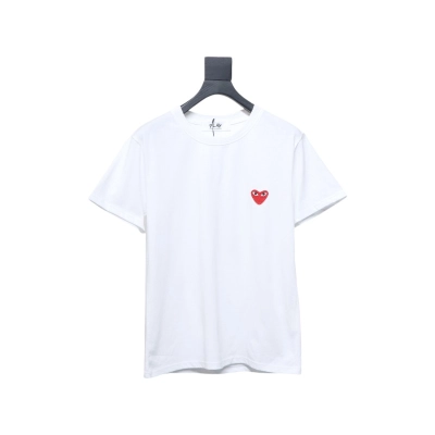 CDG PLAY Heart Round Neck T-shirt 01