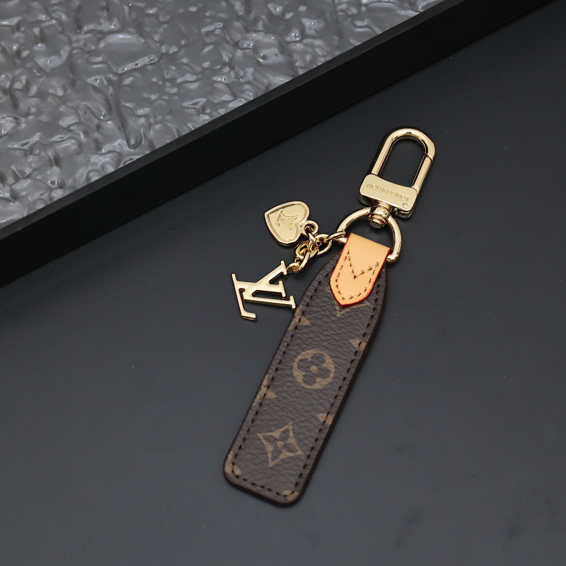 [Add One] Louis Vuitton Mini Heart Keychain 1