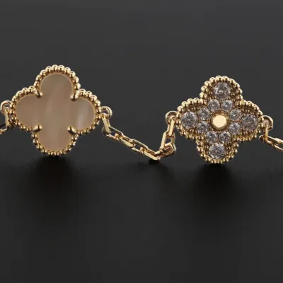 Van Cleef & Arpels Sweet Alhambra White mother-of-pearl/gold 02