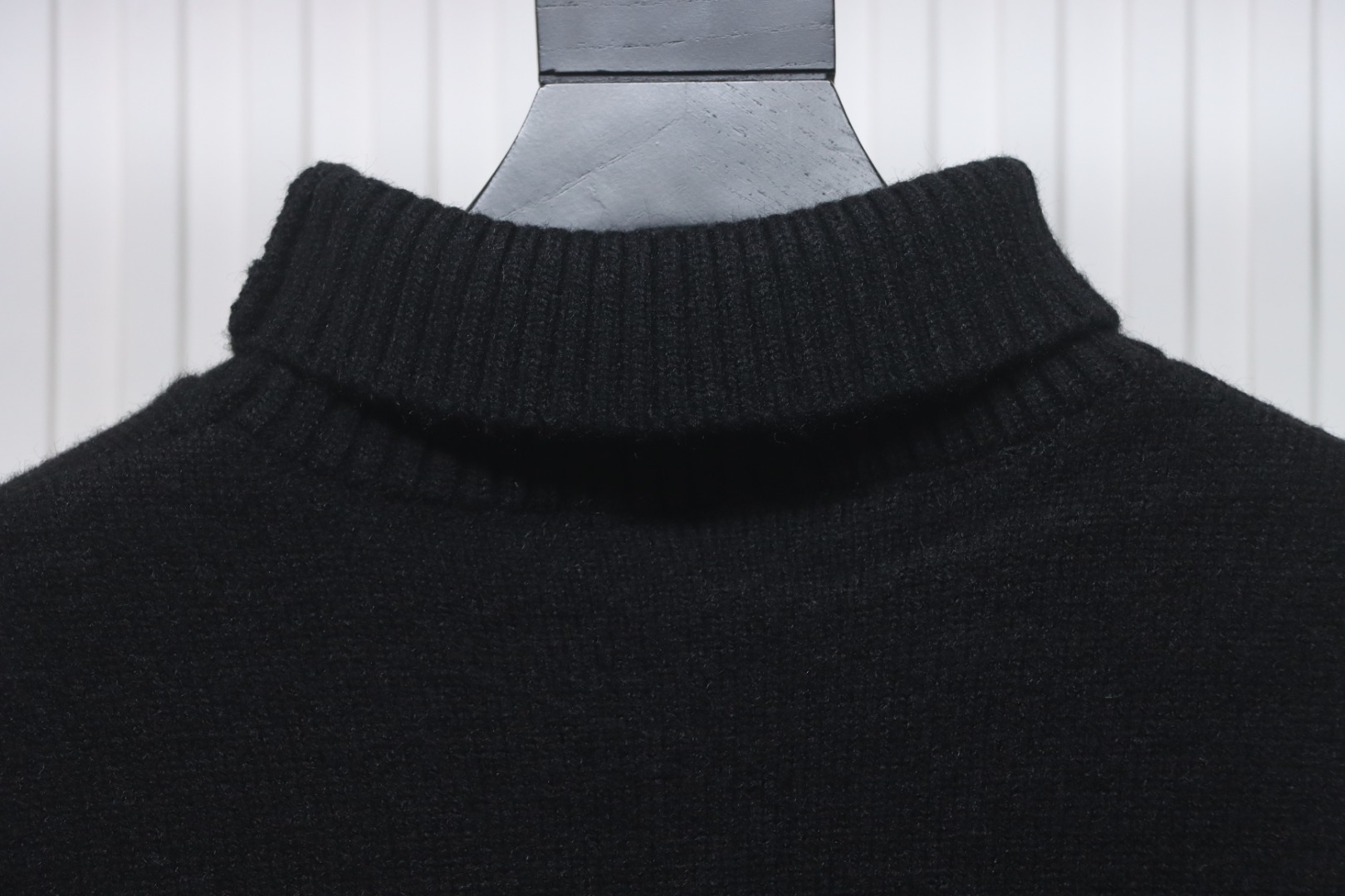 Ami 23Fw Heart Jacquard Turtleneck Sweater Black White