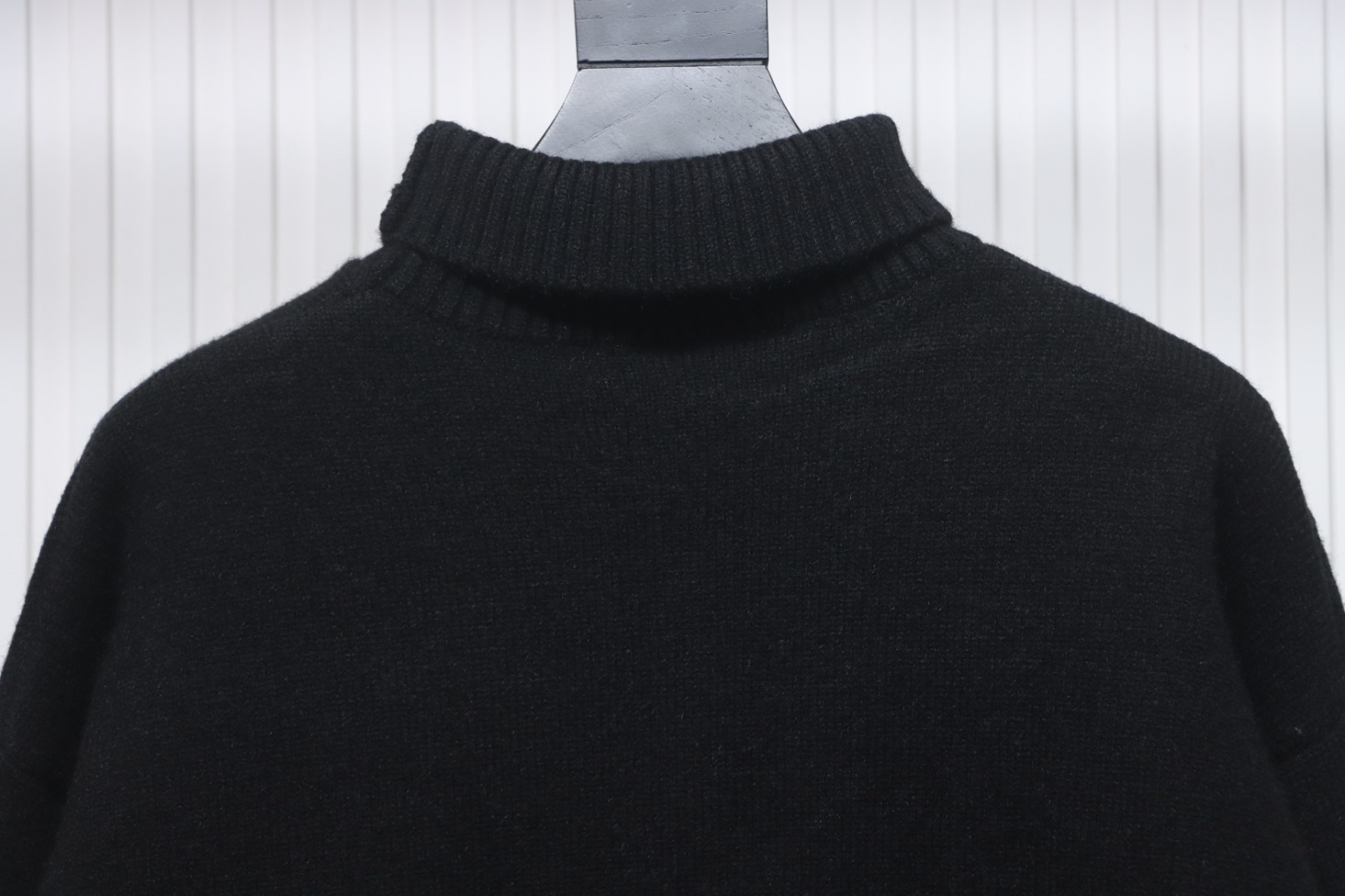 Ami 23Fw Heart Jacquard Turtleneck Sweater Black White