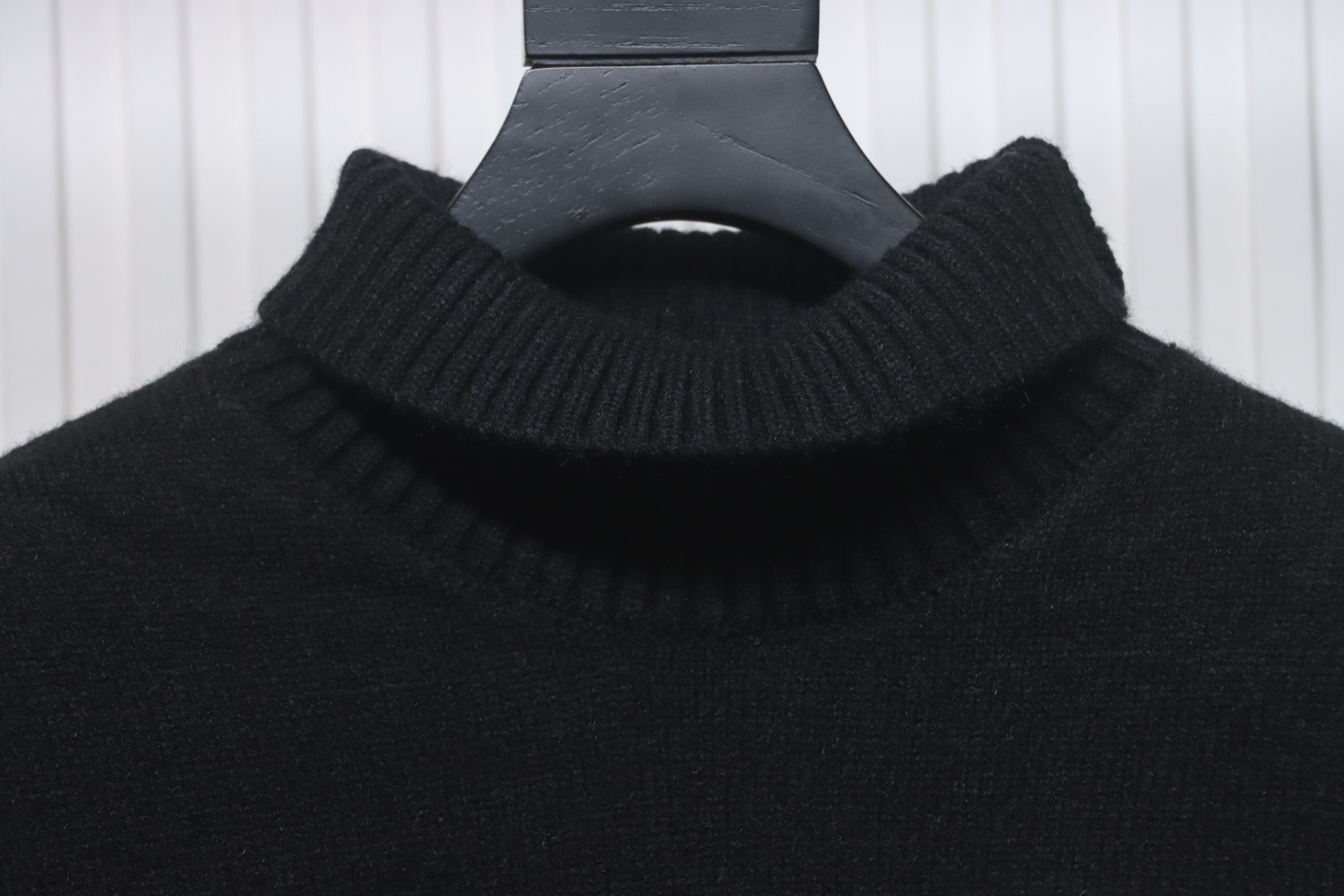 Ami 23Fw Heart Jacquard Turtleneck Sweater Black White