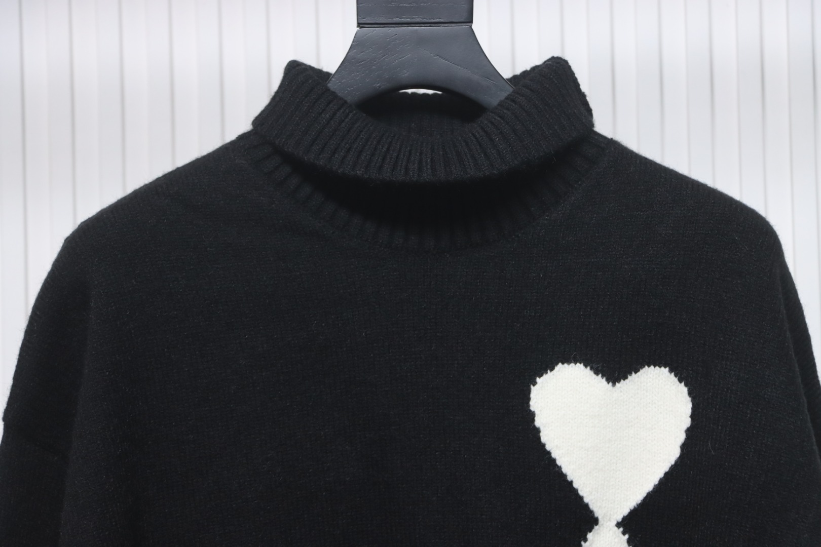 Ami 23Fw Heart Jacquard Turtleneck Sweater Black White