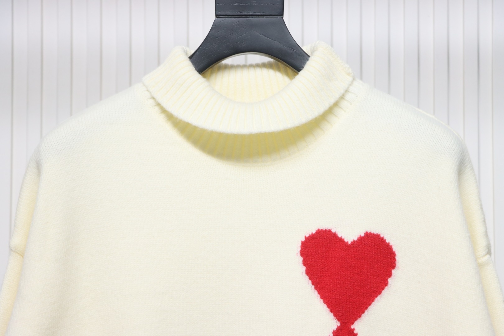Ami 23Fw Heart Jacquard Turtleneck Sweater White Red