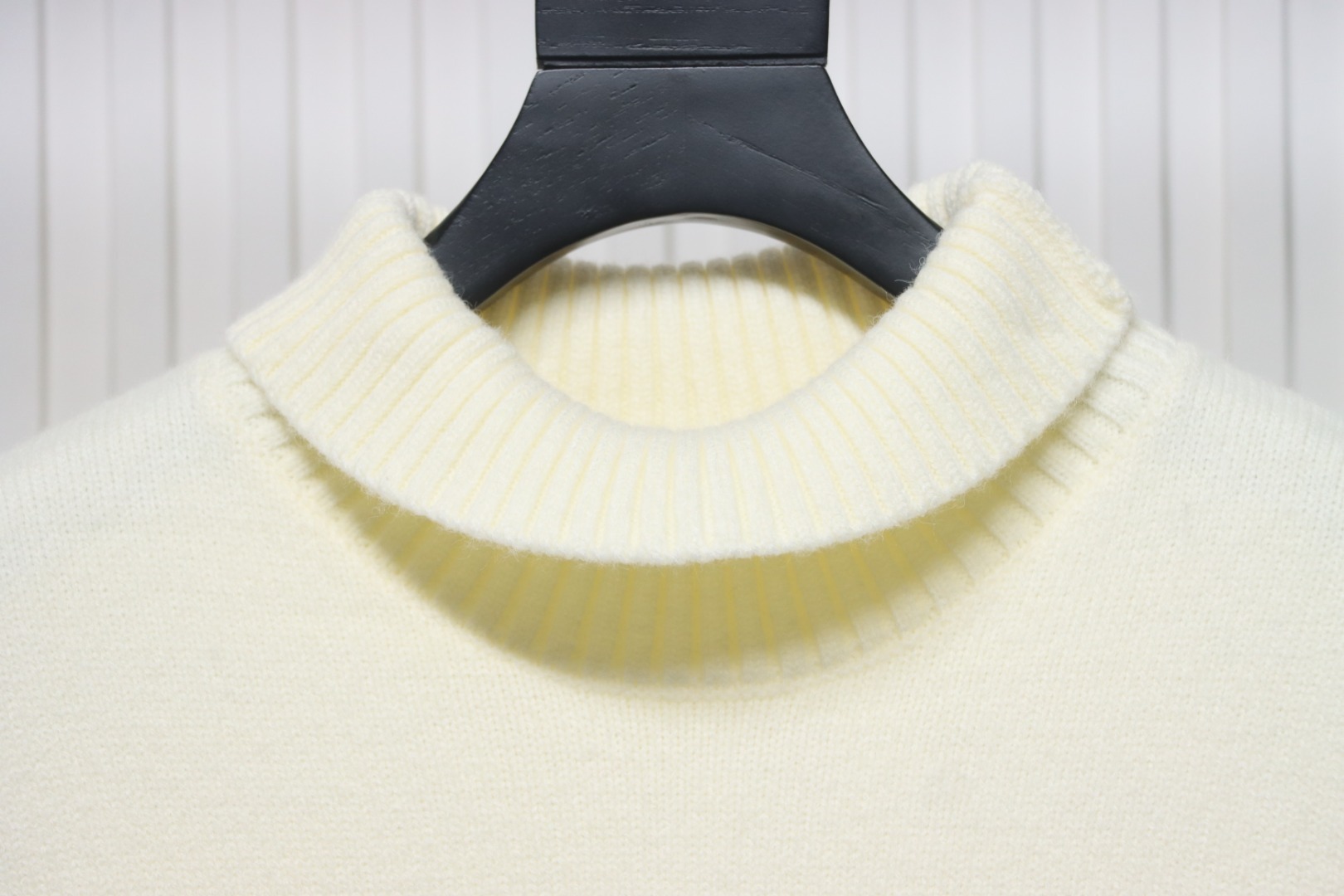 Ami 23Fw Heart Jacquard Turtleneck Sweater White Red