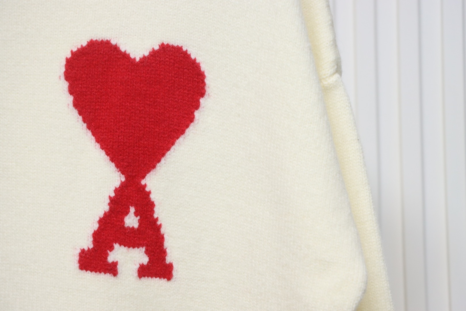 Ami 23Fw Heart Jacquard Turtleneck Sweater White Red