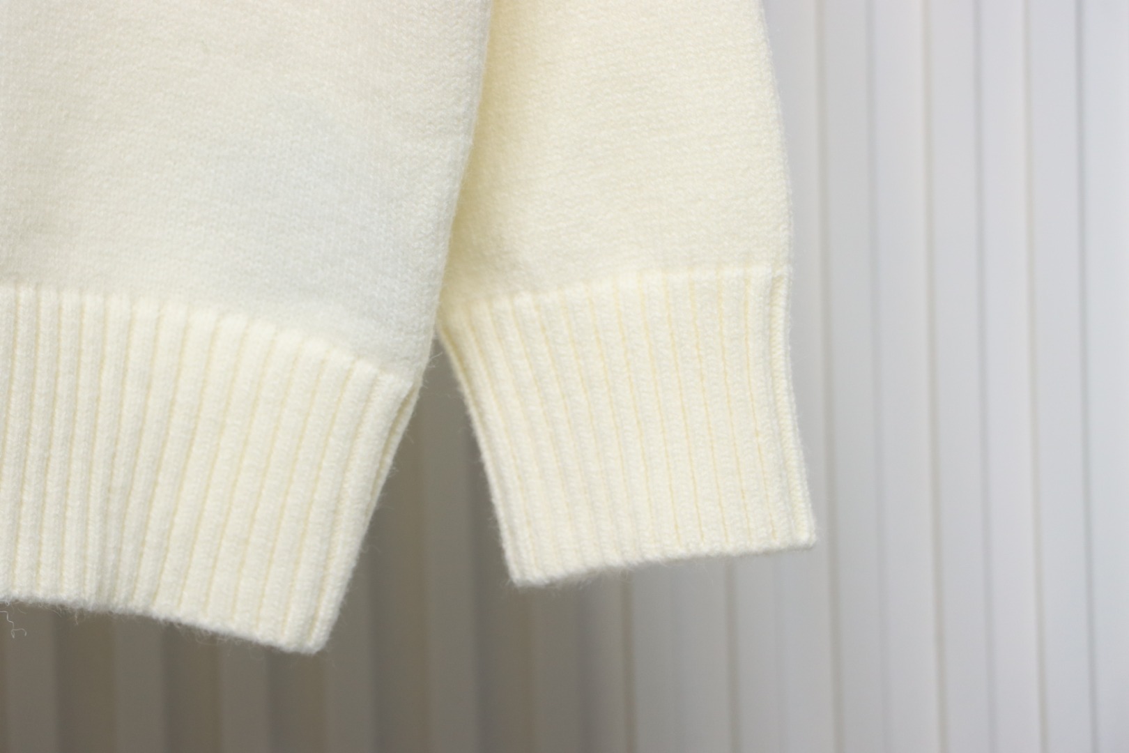 Ami 23Fw Heart Jacquard Turtleneck Sweater White Red