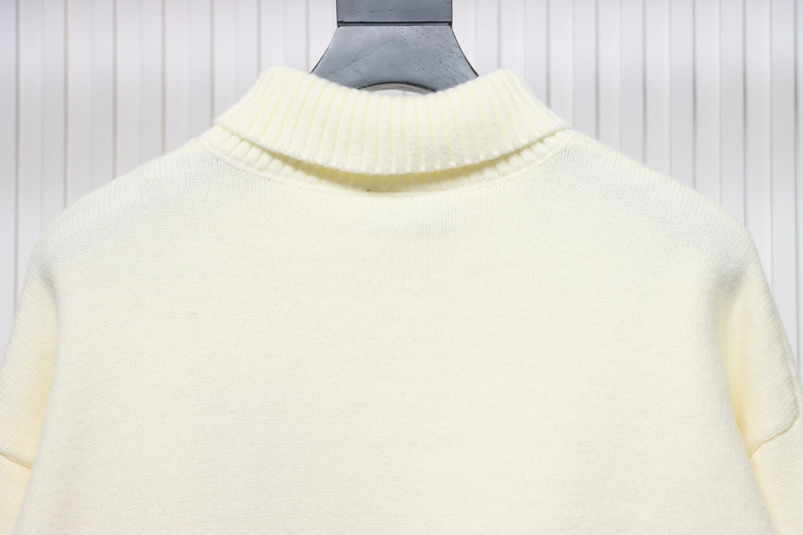 Ami 23Fw Heart Jacquard Turtleneck Sweater White Red