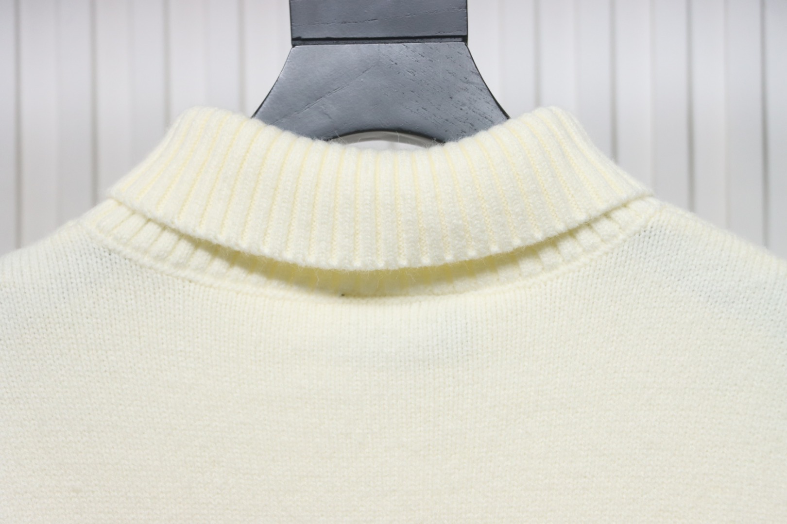 Ami 23Fw Heart Jacquard Turtleneck Sweater White Red