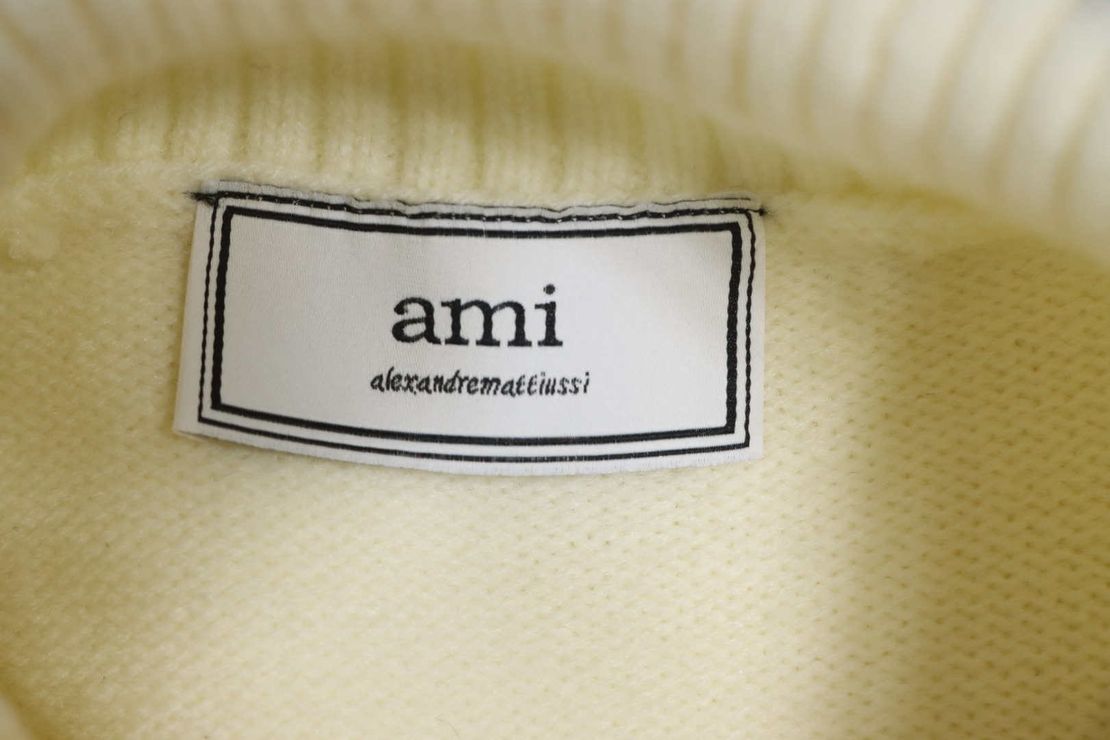 Ami 23Fw Heart Jacquard Turtleneck Sweater White