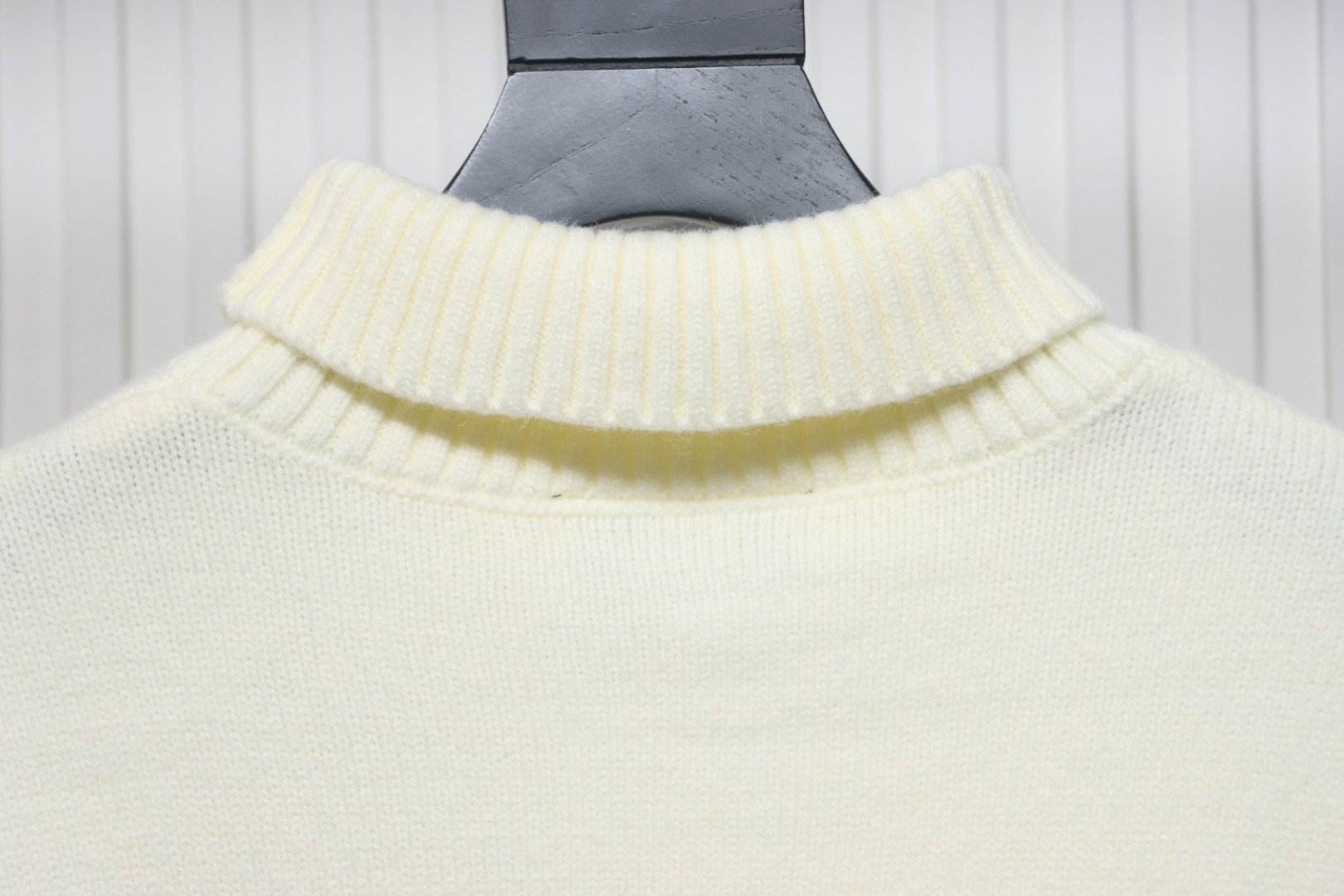 Ami 23Fw Heart Jacquard Turtleneck Sweater White