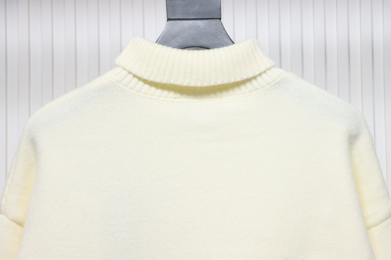 Ami 23Fw Heart Jacquard Turtleneck Sweater White