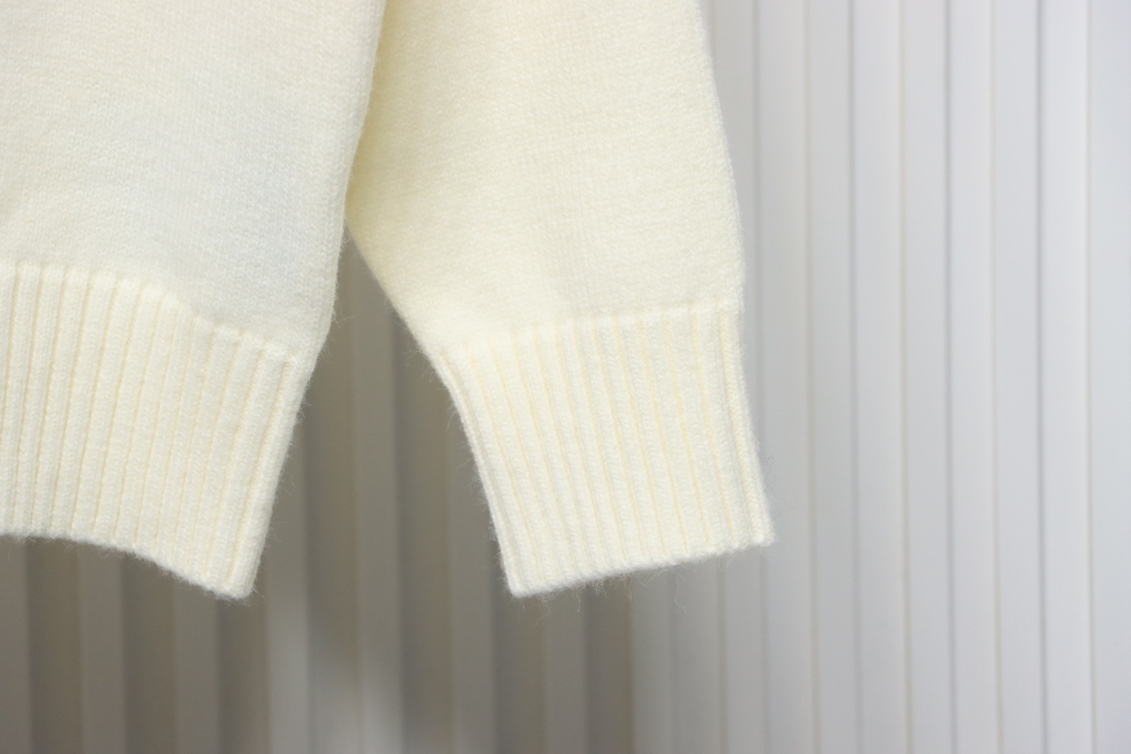 Ami 23Fw Heart Jacquard Turtleneck Sweater White