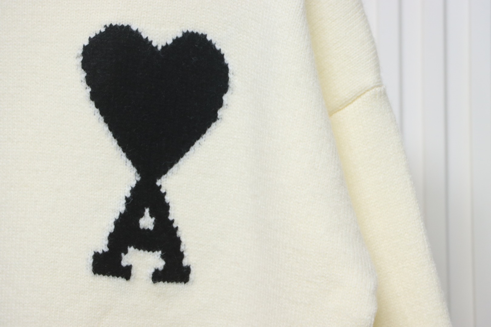 Ami 23Fw Heart Jacquard Turtleneck Sweater White