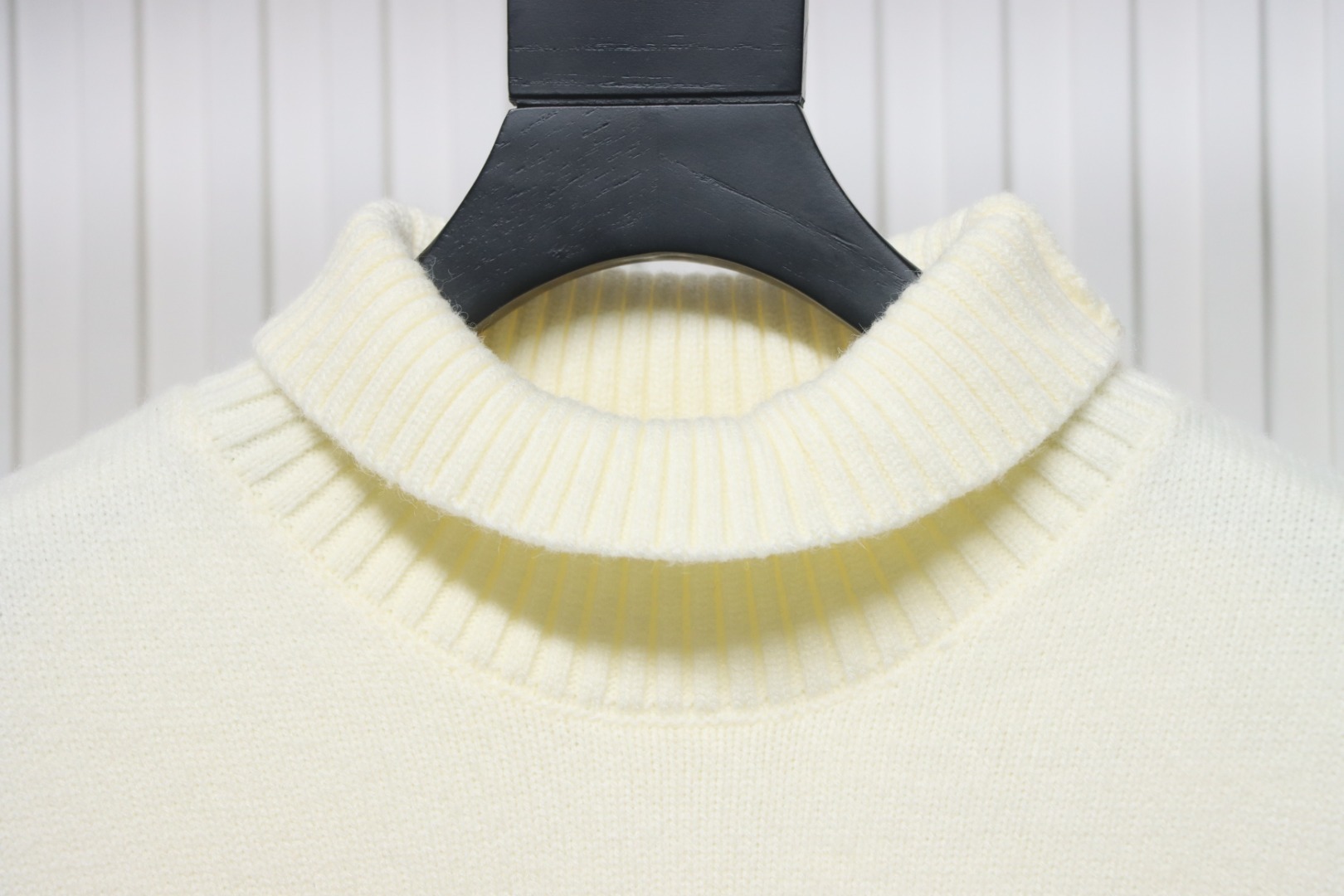 Ami 23Fw Heart Jacquard Turtleneck Sweater White