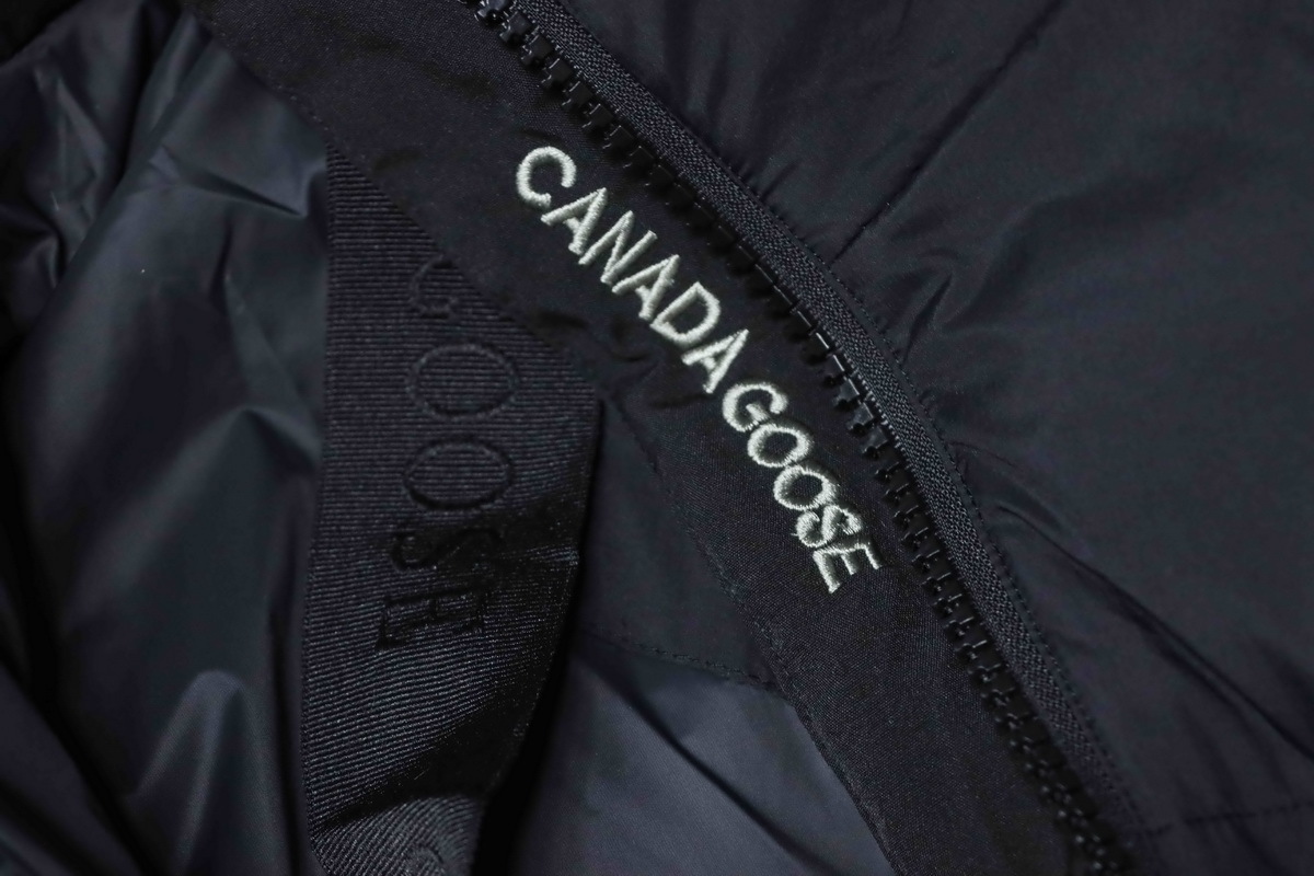 Canada Goose Wyndham Parka Black Down Jacket（No fur collar）