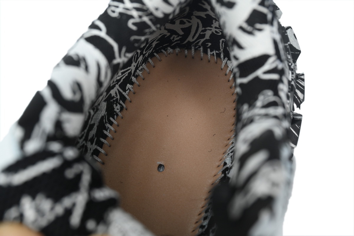 Balenciaga Defender Graffiti 685611 W2RG1 9015