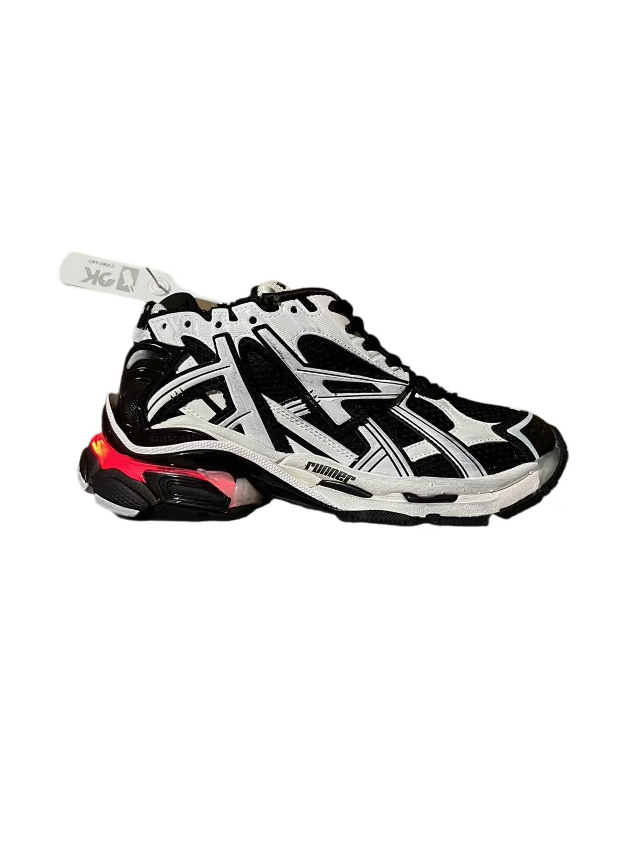 Balenciaga Runner White and Black LED 677403W3RB29010