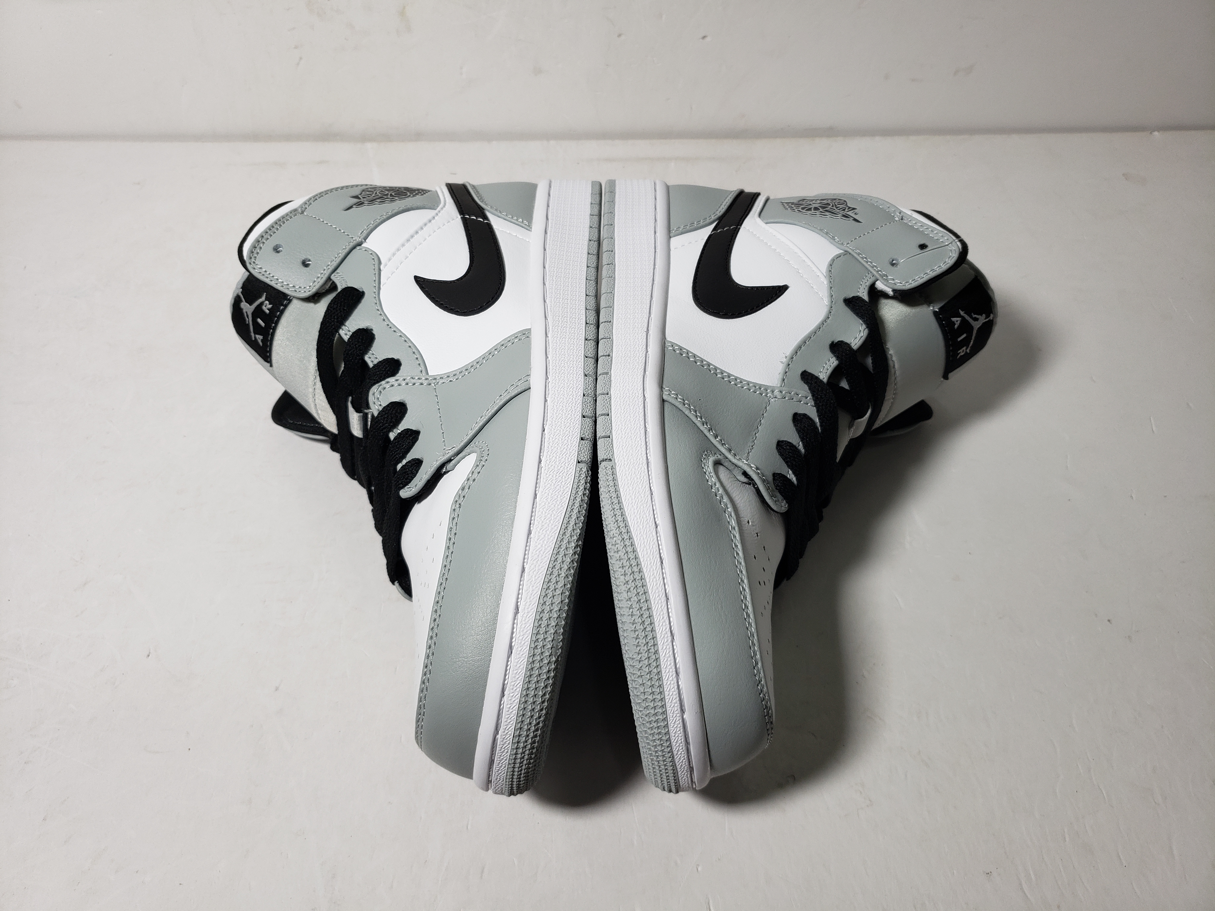 LJR Batch Air Jordan 1 Mid Light Smoke Grey 554724-092 review stockxkicks 04