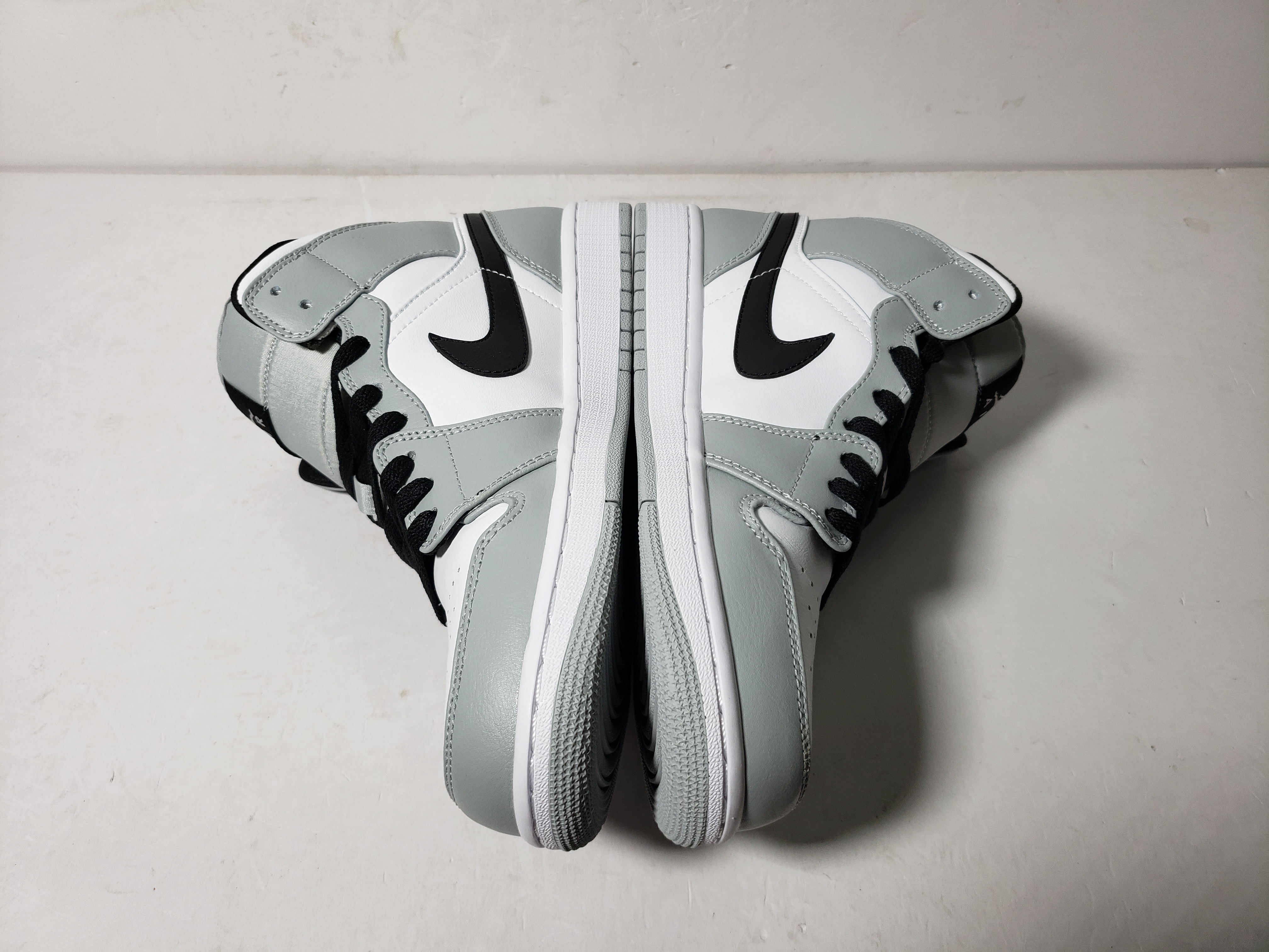 LJR Batch Air Jordan 1 Mid Light Smoke Grey 554724-092 review stockxkicks 03