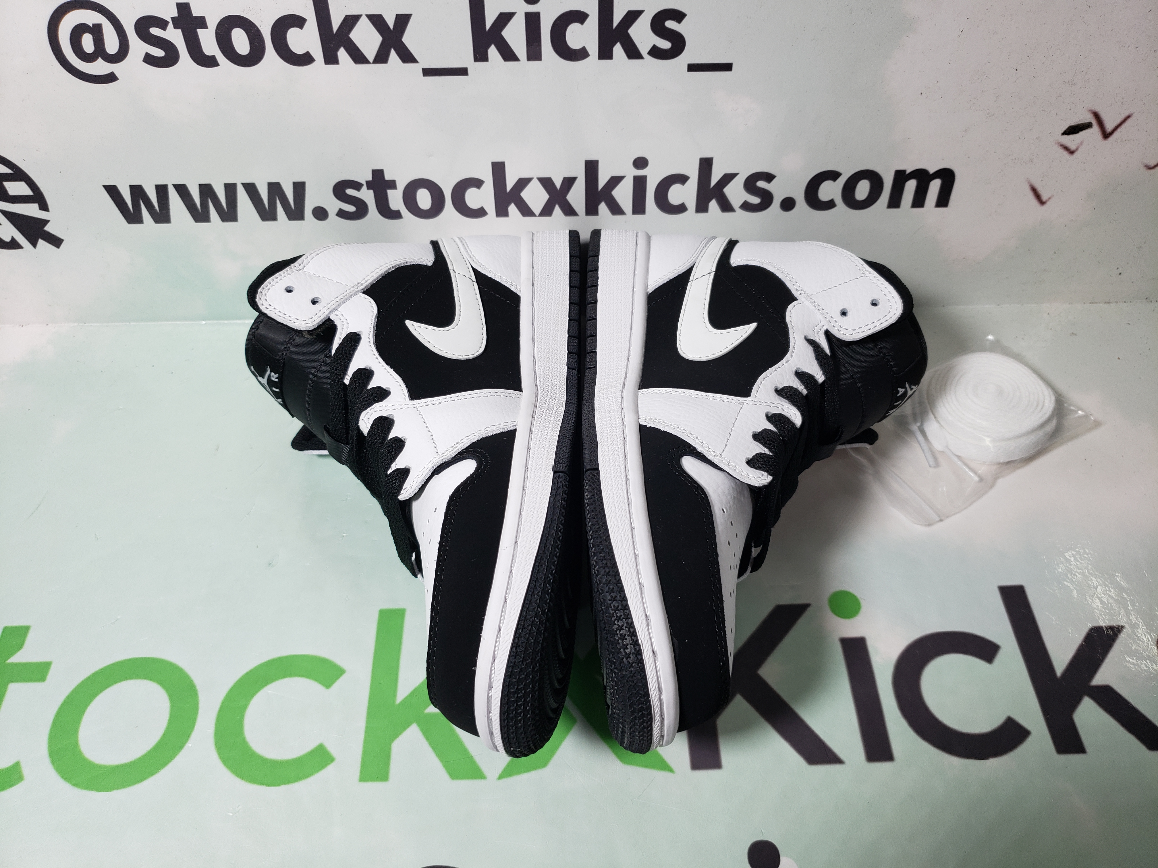 [Sale] Jordan 1 Mid Chicago (2020) 554725-173 review stockxkicks 03