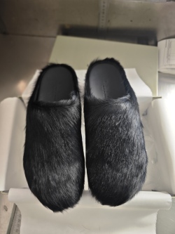 Marni Black LONG-HAIR CALFSKIN FUSSBETT SABOT Slide SBMR000600P412200N99 review Lydia Nguyen 01