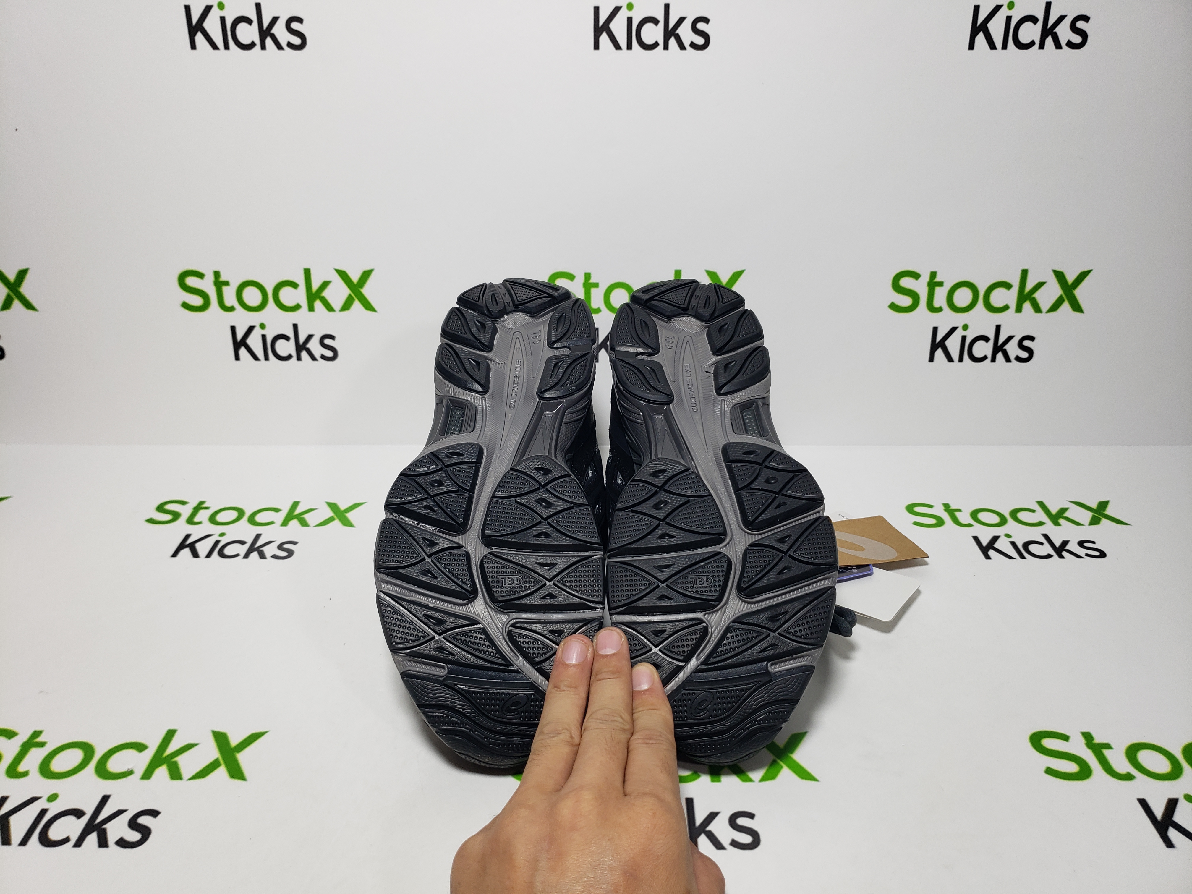 ASICS Gel-NYC Graphite Grey Black 1201A789 review stockxkicks 02