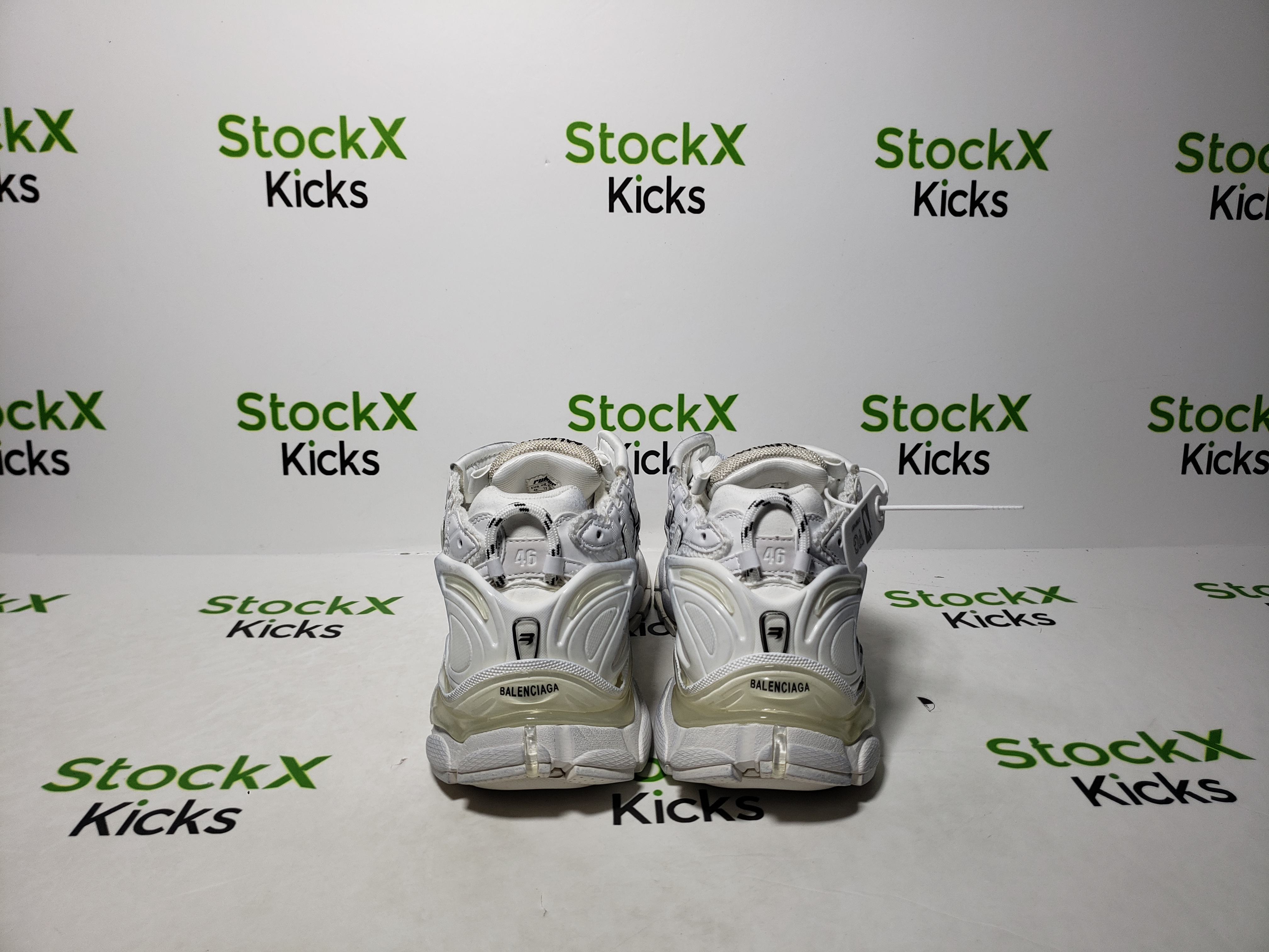 Balenciaga Runner White And Black Characters 677402 W3RBQ 9010 review fsldgjk 00